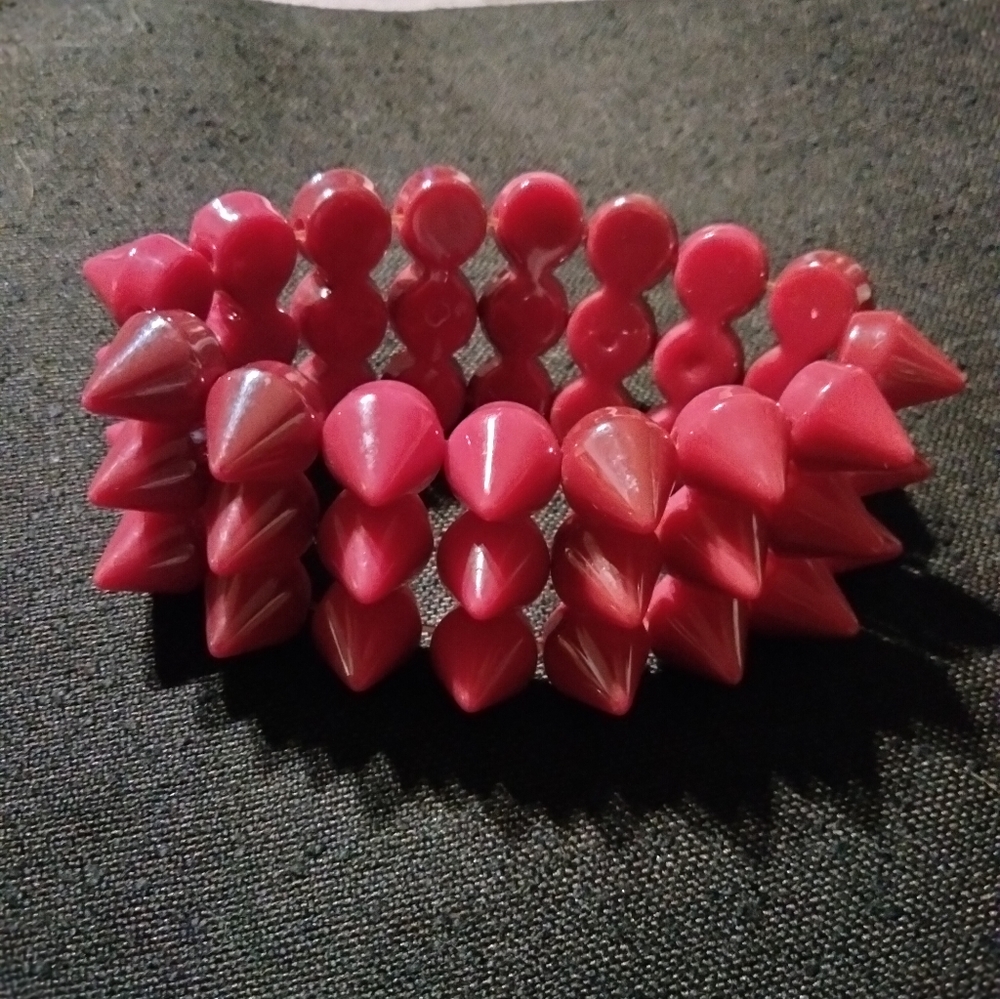 Triple spiked stud stretch bracket